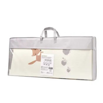 Składana mata piankowa o wymiarach 180 x 200 cm na podłodze w pokoju dziecięcym