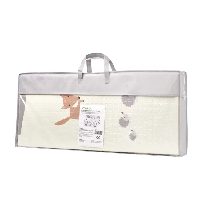 Składana mata piankowa o wymiarach 180 x 200 cm na podłodze w pokoju dziecięcym