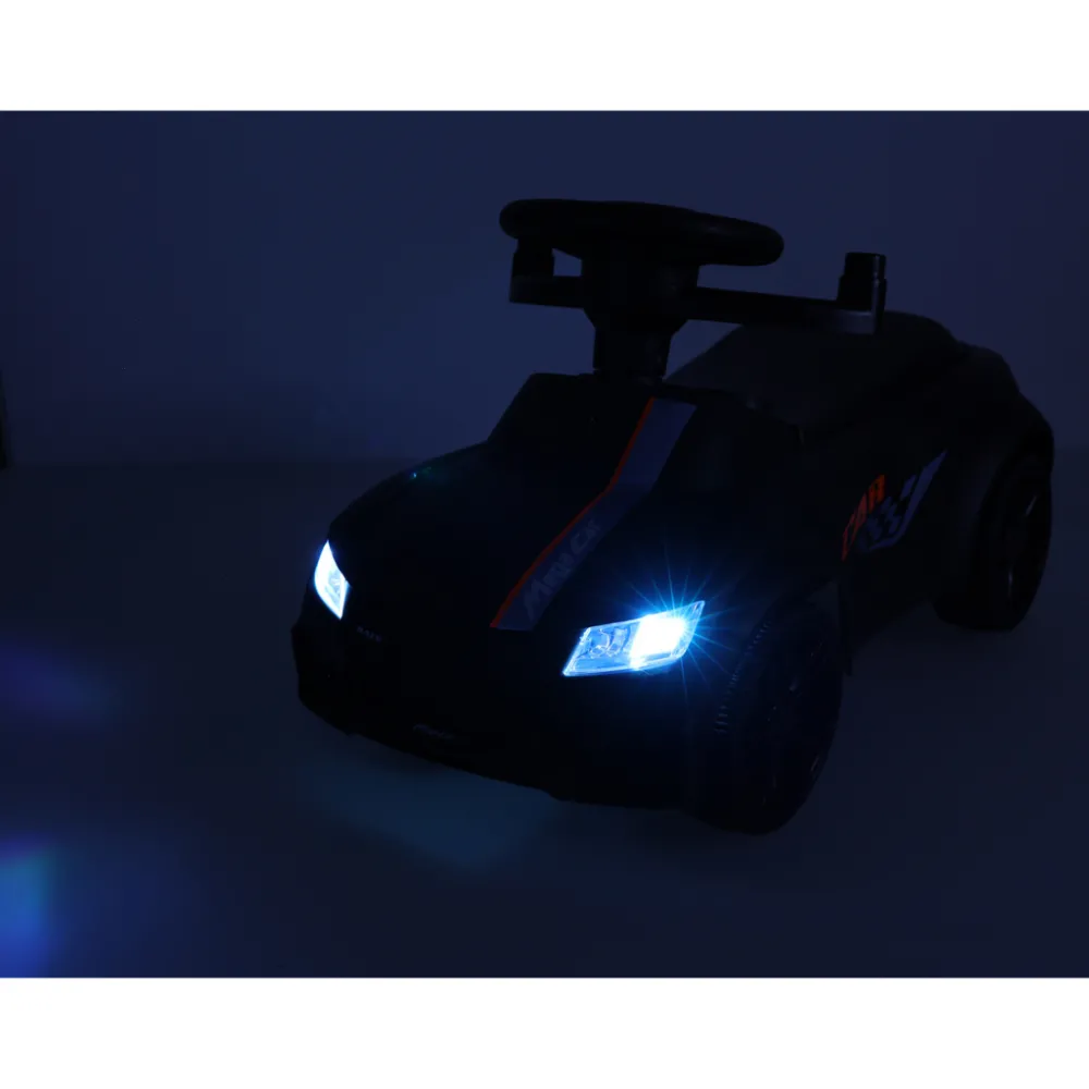 Jeździk pchacz samochód prezentowany jako idealny prezent dla dziecka