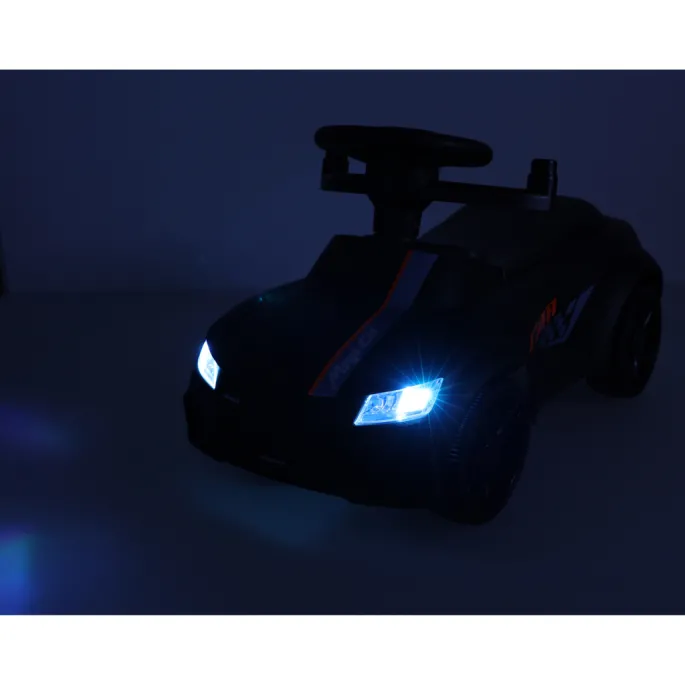 Jeździk pchacz samochód prezentowany jako idealny prezent dla dziecka