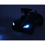 Jeździk pchacz samochód prezentowany jako idealny prezent dla dziecka