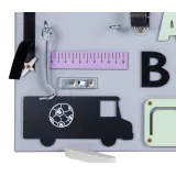 Drewniana tablica sensoryczna z różnymi elementami do nauki i zabawy