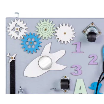 Interaktywna drewniana tablica edukacyjna z ruchomymi częściami dla dzieci