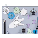 Interaktywna drewniana tablica edukacyjna z ruchomymi częściami dla dzieci