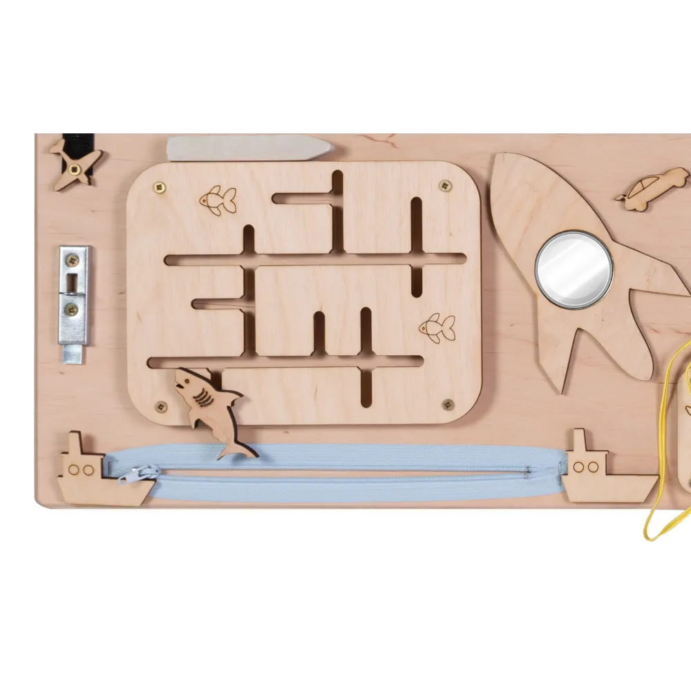 Tablica manipulacyjna z labiryntem, kołem zębatym i czarną tabliczką