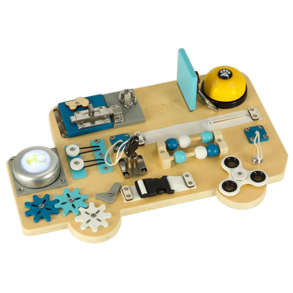 Drewniane samochodziki na tablicy manipulacyjnej w kształcie autobusu