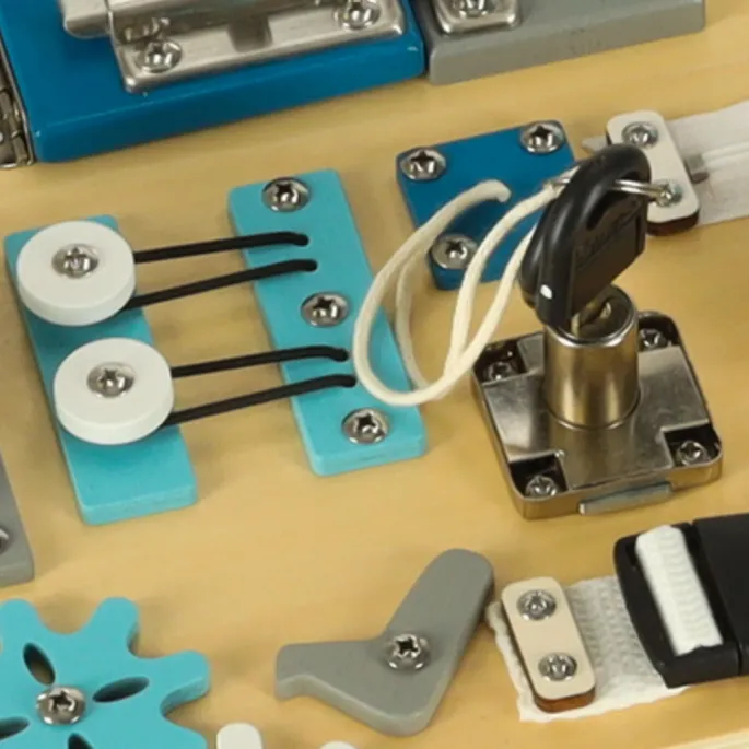 Bezpieczna tablica manipulacyjna z koralikami i paskiem z klamrą