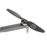 Widok boczny drona RC F9 z podkreśleniem jego kompaktowej konstrukcji