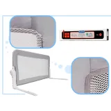 Szara barierka osłona z metalową ramą zamontowana przy łóżku dziecięcym