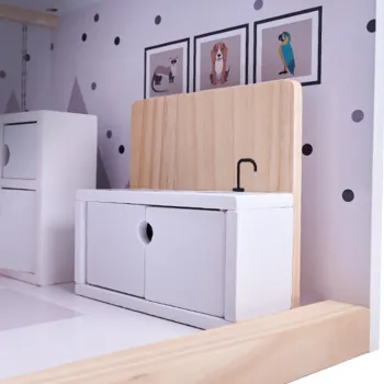 Zbliżenie na drewniane fotele i kanapę w domku dla lalek