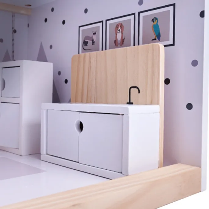 Zbliżenie na drewniane fotele i kanapę w domku dla lalek