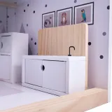 Zbliżenie na drewniane fotele i kanapę w domku dla lalek