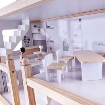 Salon domku dla lalek z zestawem krzeseł i stołem