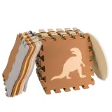 Duże puzzle piankowe w brązowych odcieniach rozłożone w pokoju dziecięcym