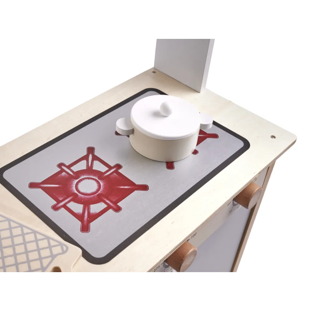 Elementy zestawu: deska, talerz, garnek i buteleczka w kuchni KUKETO