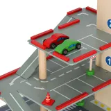 Winda w drewnianym garażu LULILO BENINO dla łatwego przemieszczania autek