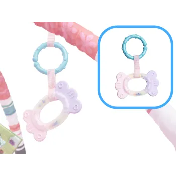 Różowa mata edukacyjna rozłożona na podłodze w dziecięcym pokoju