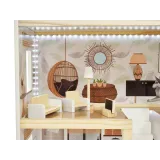 Drewniany domek dla lalek FLORO w dziecięcym pokoju, gotowy do zabawy