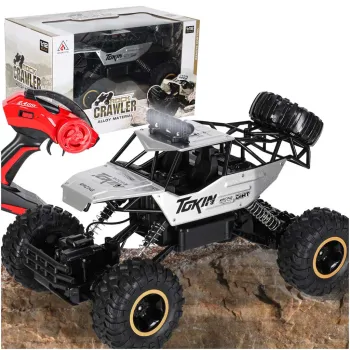 Srebrny samochód RC Rock Crawler 1:12 na piasku w terenie