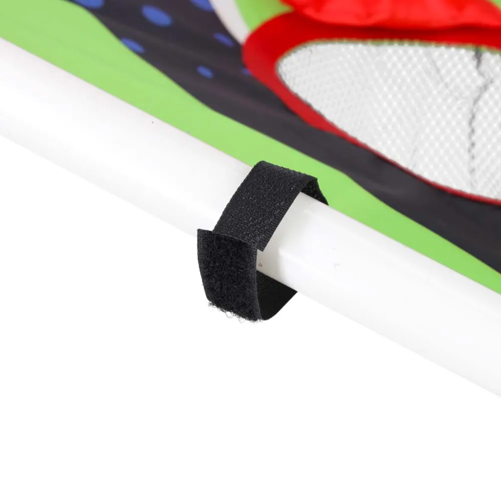 Dzieci podczas gry w rzut do celu woreczkami