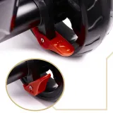 Hamulec na tylne koła i antypoślizgowe pedały w granatowym rowerku Trike Fix