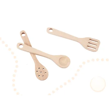 Biała kuchnia drewniana dla dzieci z rattanową siatką piekarnika