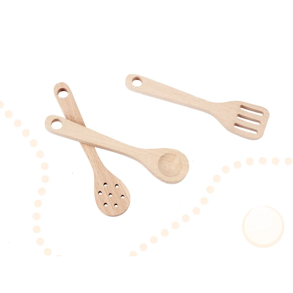 Biała kuchnia drewniana dla dzieci z rattanową siatką piekarnika