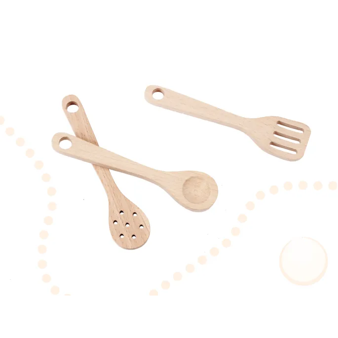 Biała kuchnia drewniana dla dzieci z rattanową siatką piekarnika