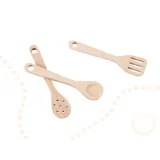 Biała kuchnia drewniana dla dzieci z rattanową siatką piekarnika