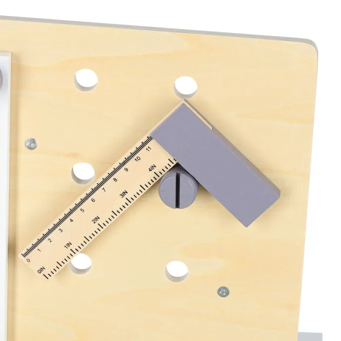 Stolik z warsztatem i dodatkami drewnianymi wspierający naukę współpracy