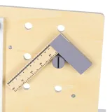 Stolik z warsztatem i dodatkami drewnianymi wspierający naukę współpracy