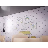 Zestaw szarego domku dla lalek z drewnianymi mebelkami