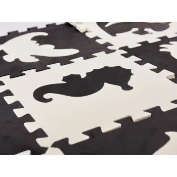 Mata puzzle rozłożona w pokoju dziecięcym do nauki raczkowania