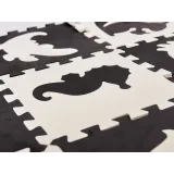 Mata puzzle rozłożona w pokoju dziecięcym do nauki raczkowania