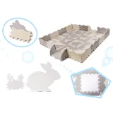 Zbliżenie na szare i ecru elementy piankowej maty edukacyjnej dla dzieci