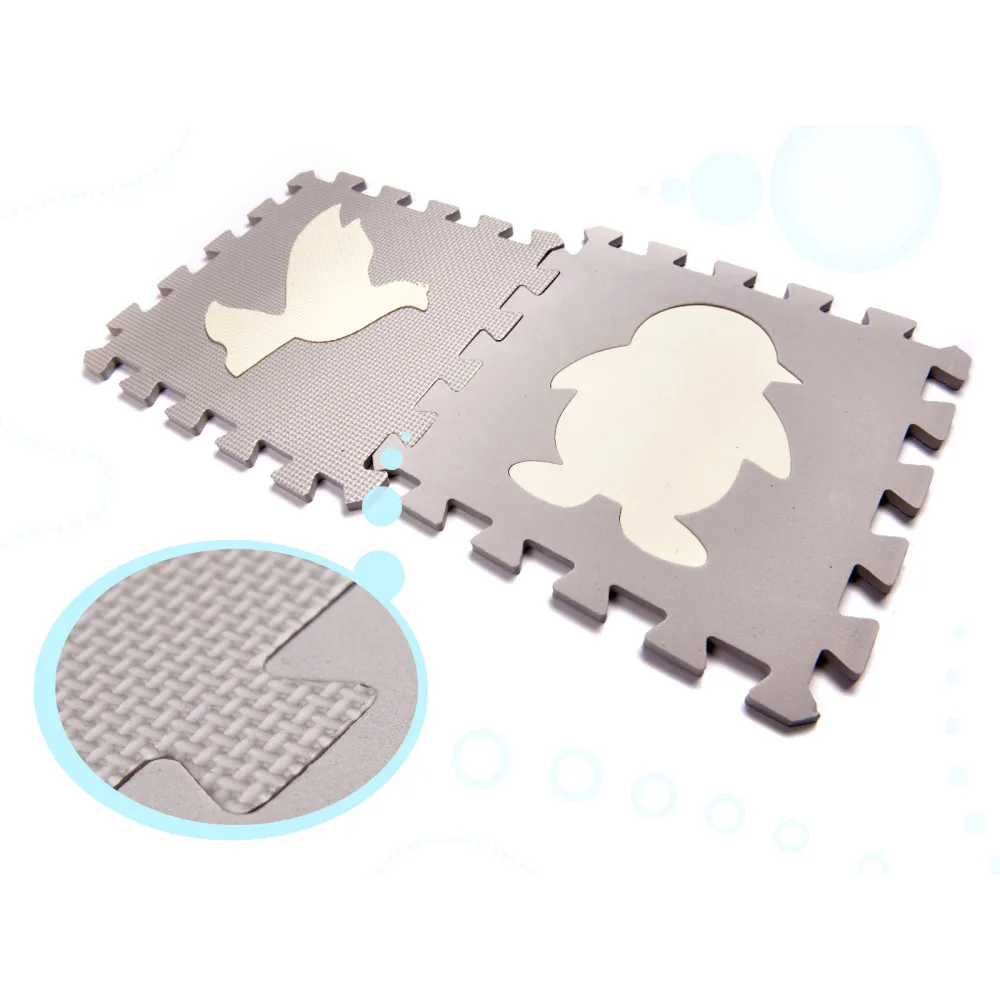 Widok na antypoślizgową powierzchnię maty edukacyjnej w kolorze szarym i ecru