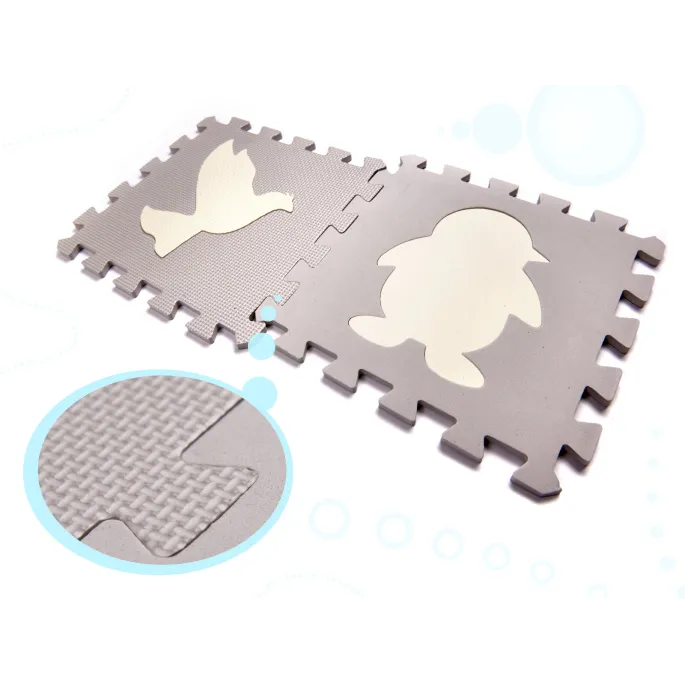 Widok na antypoślizgową powierzchnię maty edukacyjnej w kolorze szarym i ecru