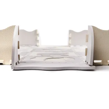 Elementy piankowych puzzli z wyjmowanymi kształtami na macie edukacyjnej