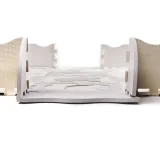 Elementy piankowych puzzli z wyjmowanymi kształtami na macie edukacyjnej