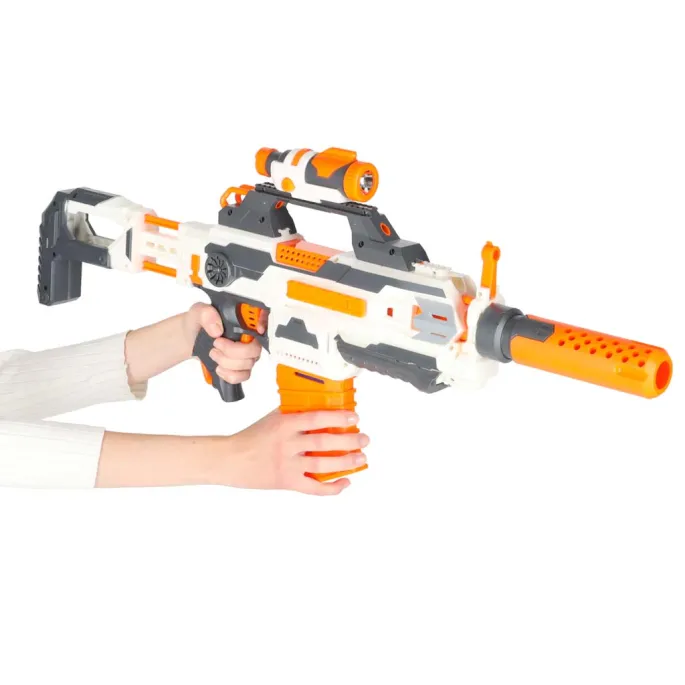 Karabin Blaster z dołączonym tłumikiem i kolbą na magazynki