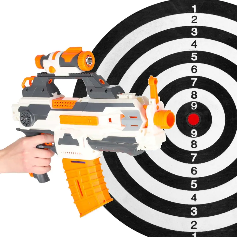 Zbliżenie na latarkę montowaną do karabinu modularnego