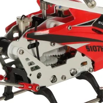 Helikopter RC SYMA S107H unoszący się w powietrzu nad stołem