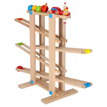 Drewniane kule, samochód i figurka Mikołaja przy kulodromie