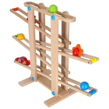 Zbliżenie na fragment toru kulkowego i kolorowe elementy