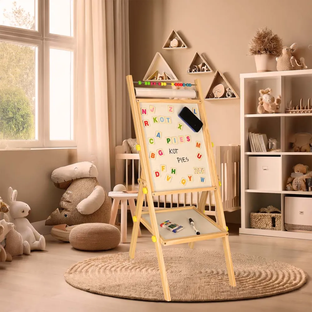 Stojąca drewniana tablica magnetyczna z rolką papieru i kolorowymi kredami