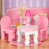 Kolorowy drewniany domek dla lalek z detalami na ścianach