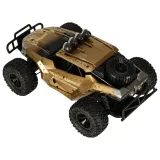 Brązowy samochód RC przygotowany do wyścigu na trudnym terenie