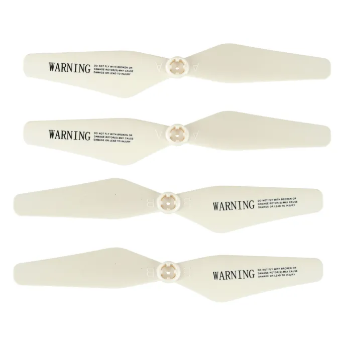 Biały dron SYMA Z3 startuje z powierzchni trawy na zewnątrz