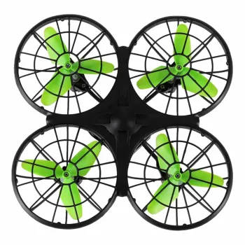 Syma X26 podczas zawisu w powietrzu w domu