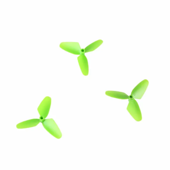 Kompaktowy dron Syma X26 na tle zielonej trawy